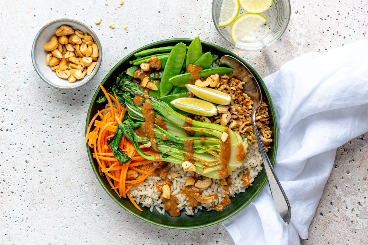 Vegan rijst bowl met shredded tofu