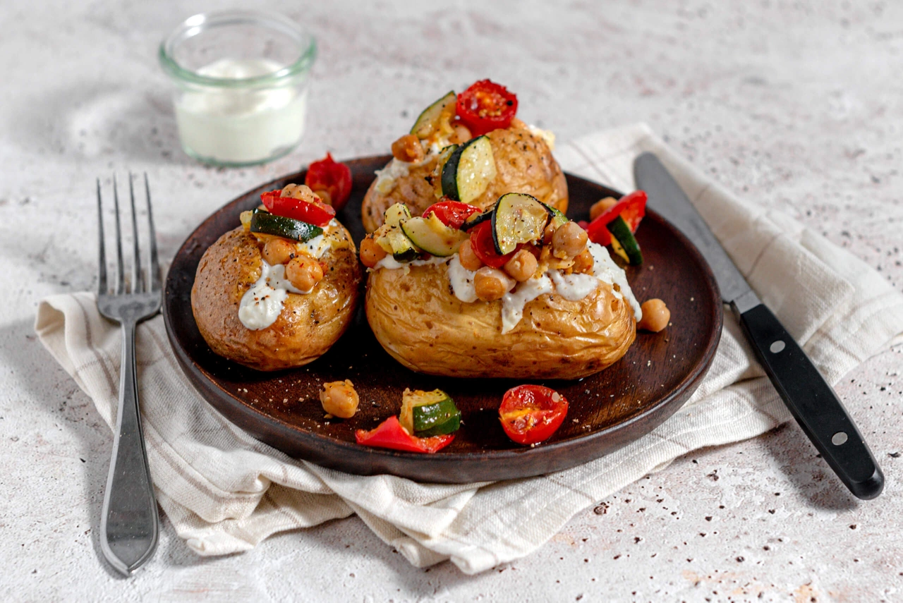 Gepofte aardappel met opgeklopte feta en geroosterde groente