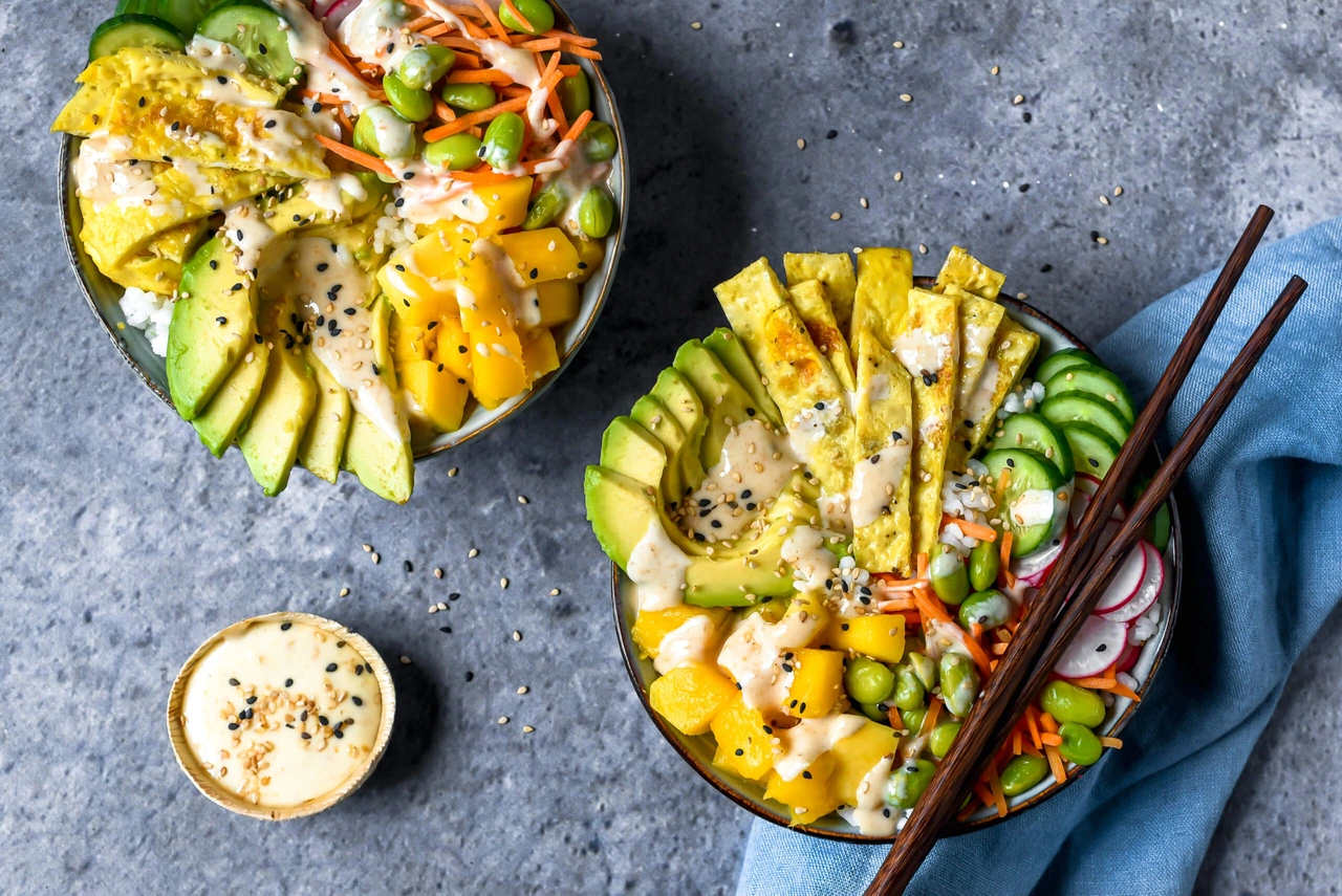 Pokébowl met komkommer, mango, omeletreepjes en sesamdressing