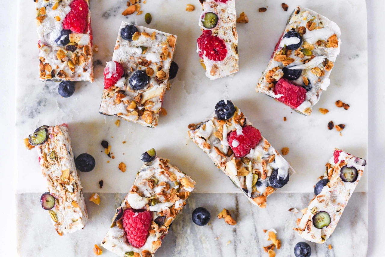 Vegan frozen 'yoghurt' breakfast bars met granola en rood fruit