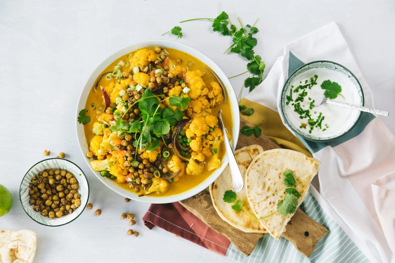 Gele curry met bloemkool en geroosterde kikkererwten