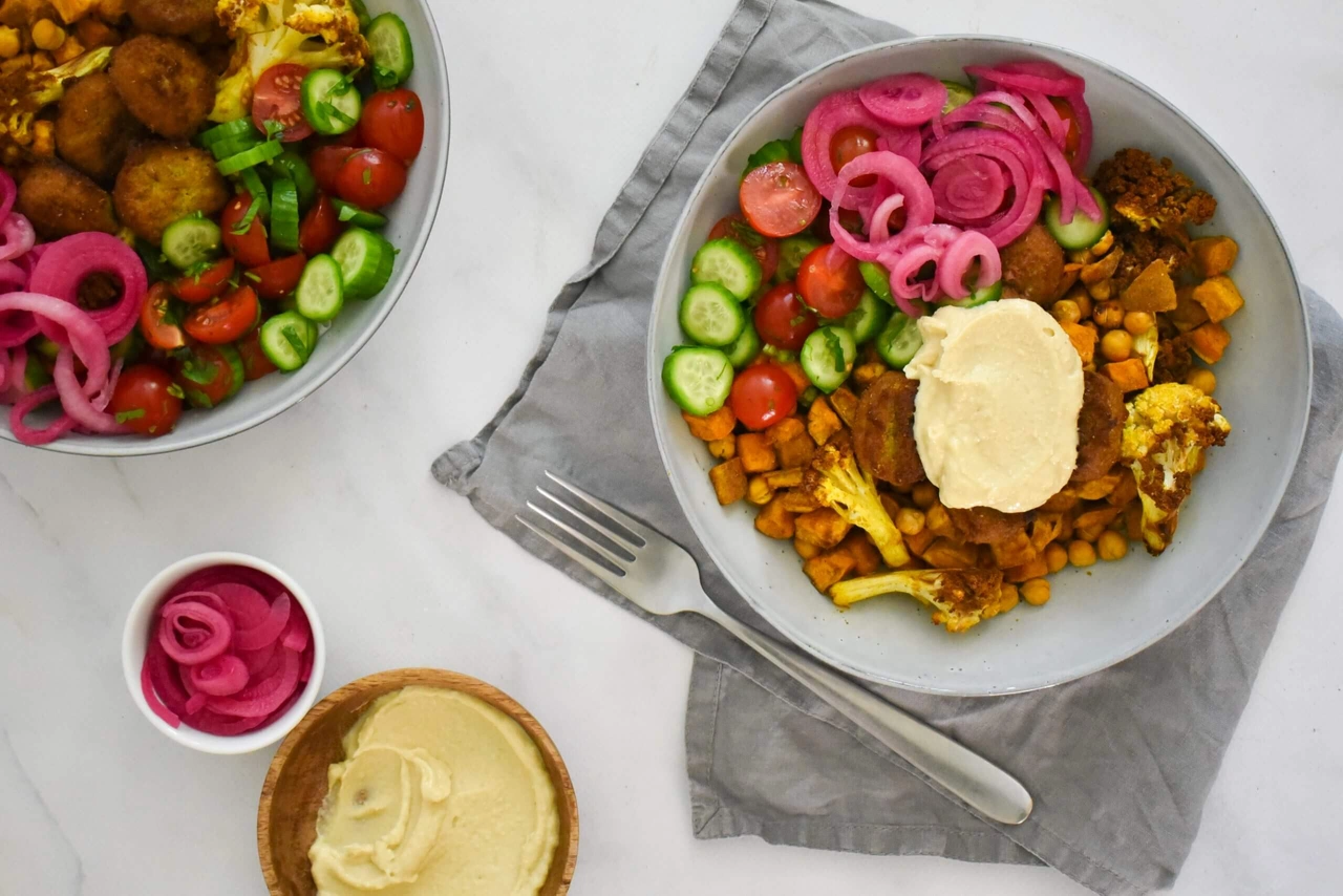 Falafel bowl met gegrilde groenten en hummus