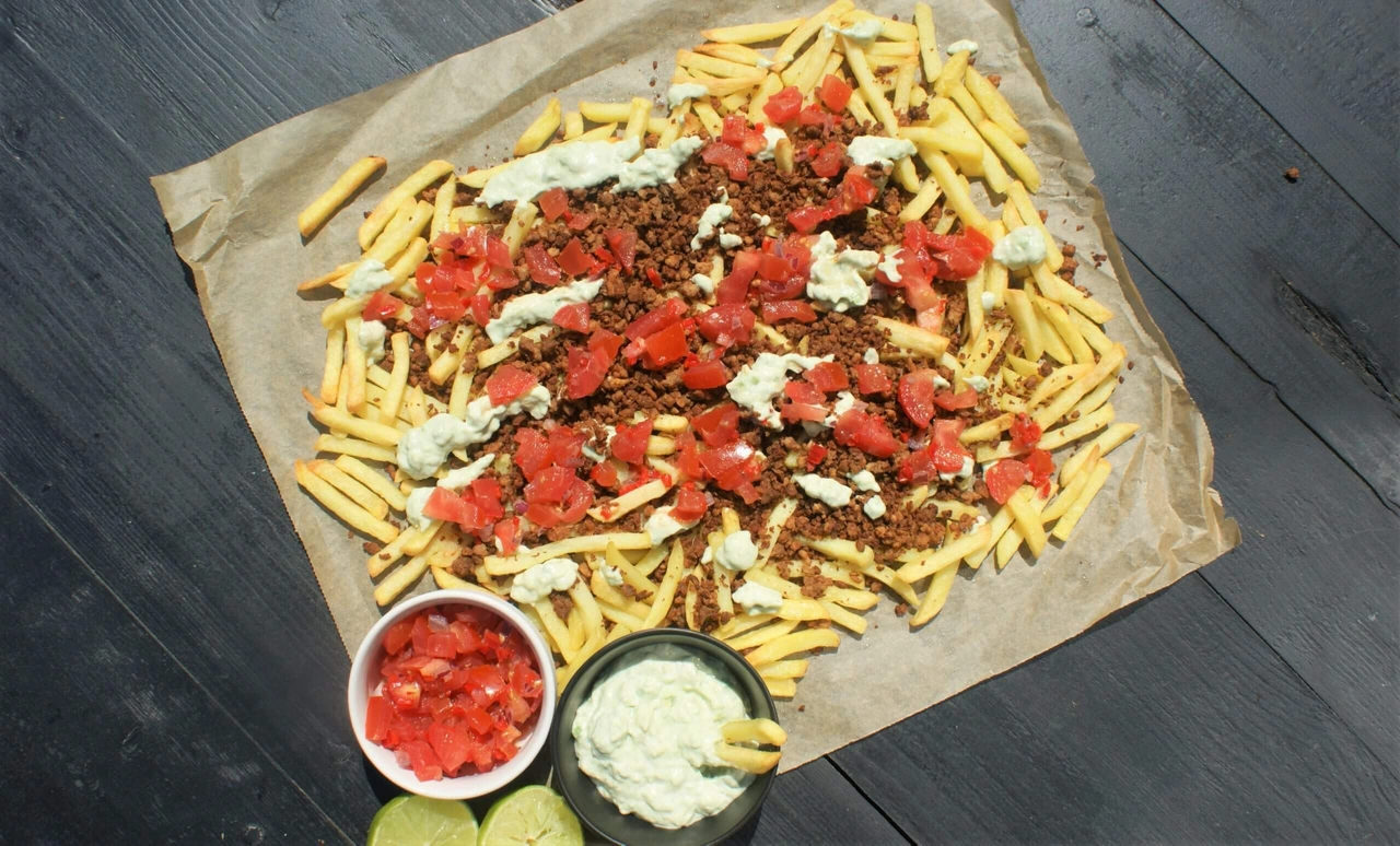 Vegan loaded fries met 'gehakt', avocado roomsaus en salsa