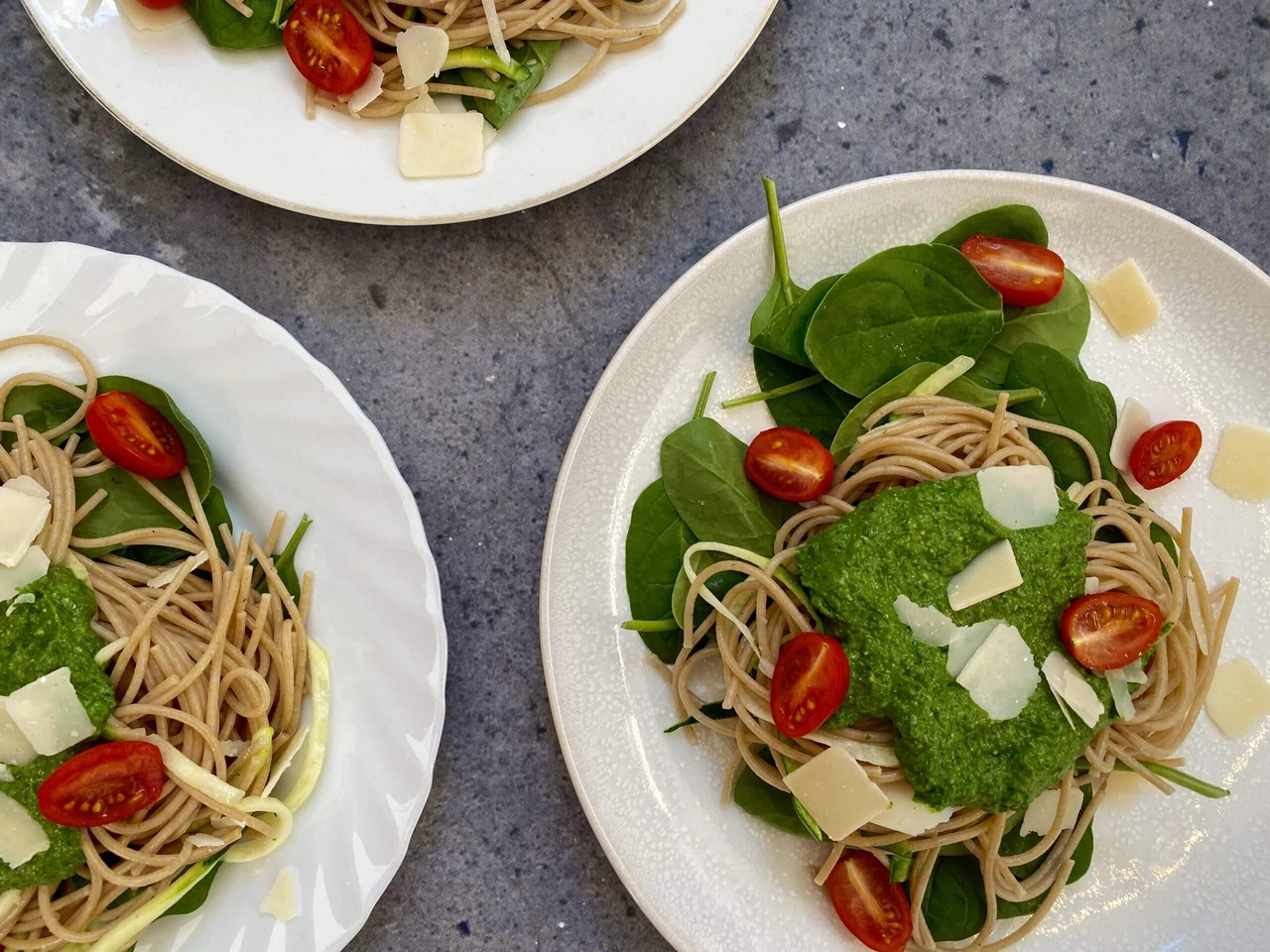 Vega budget: spaghetti en courgetti met spinazie-avocado saus