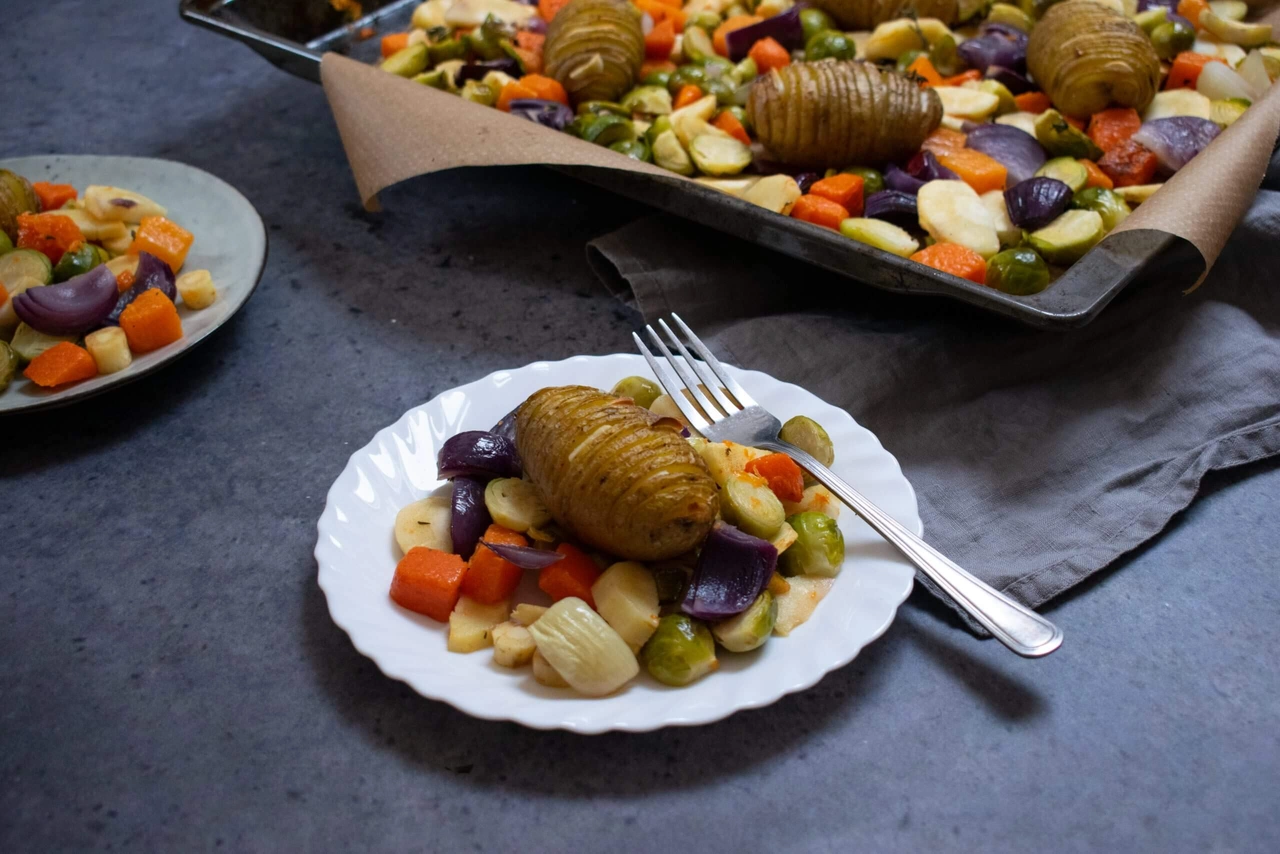 Hasselback aardappels met Winterse groenten uit de oven