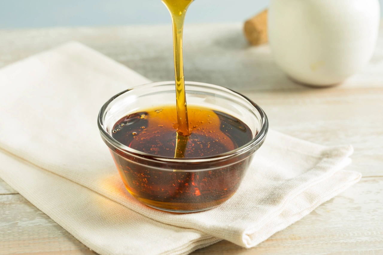 Honing, agavesiroop & esdoornsiroop: wat zijn de verschillen?