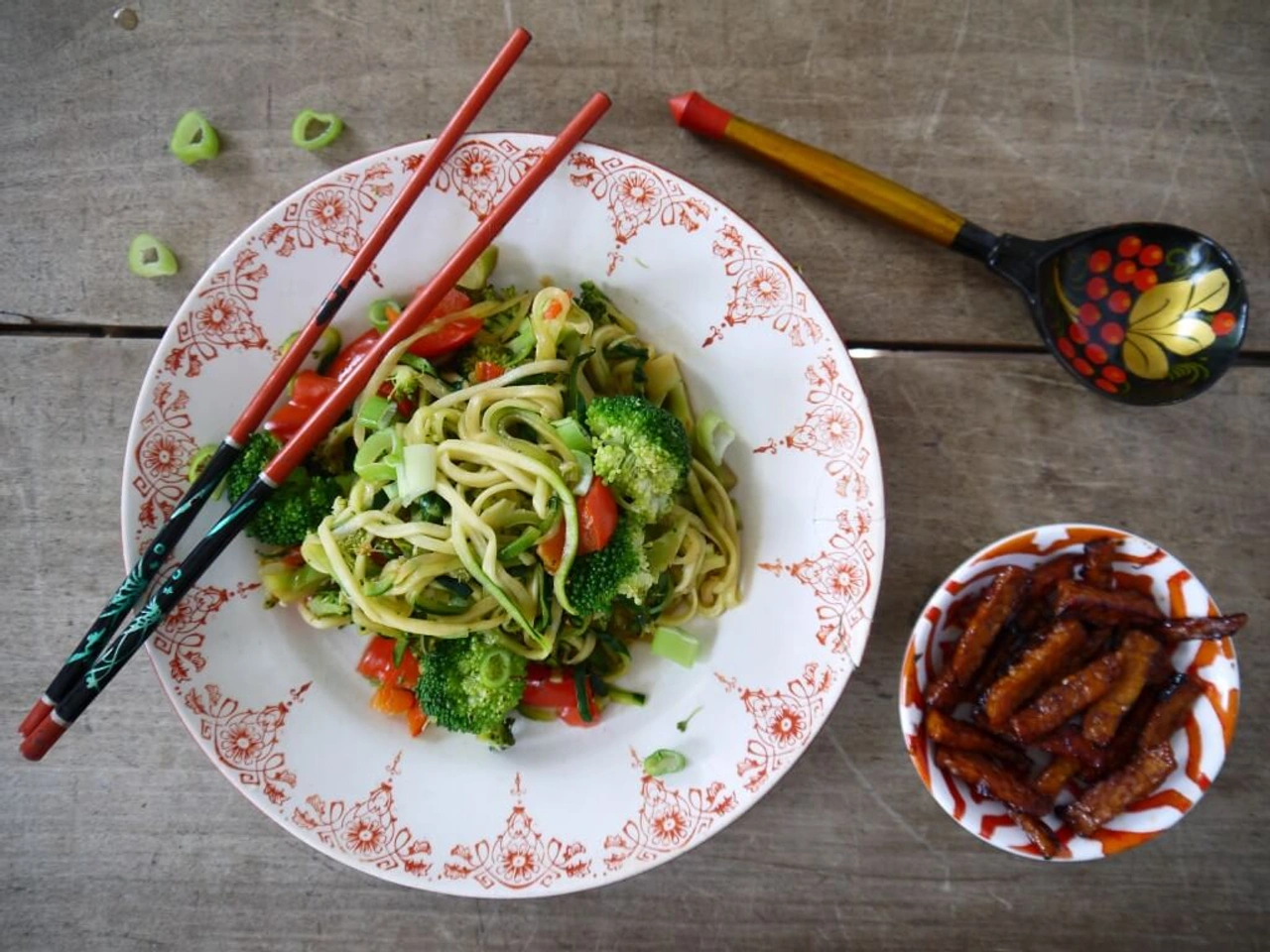 Sticky tempeh met broccoli, paprika en courgettenoedels