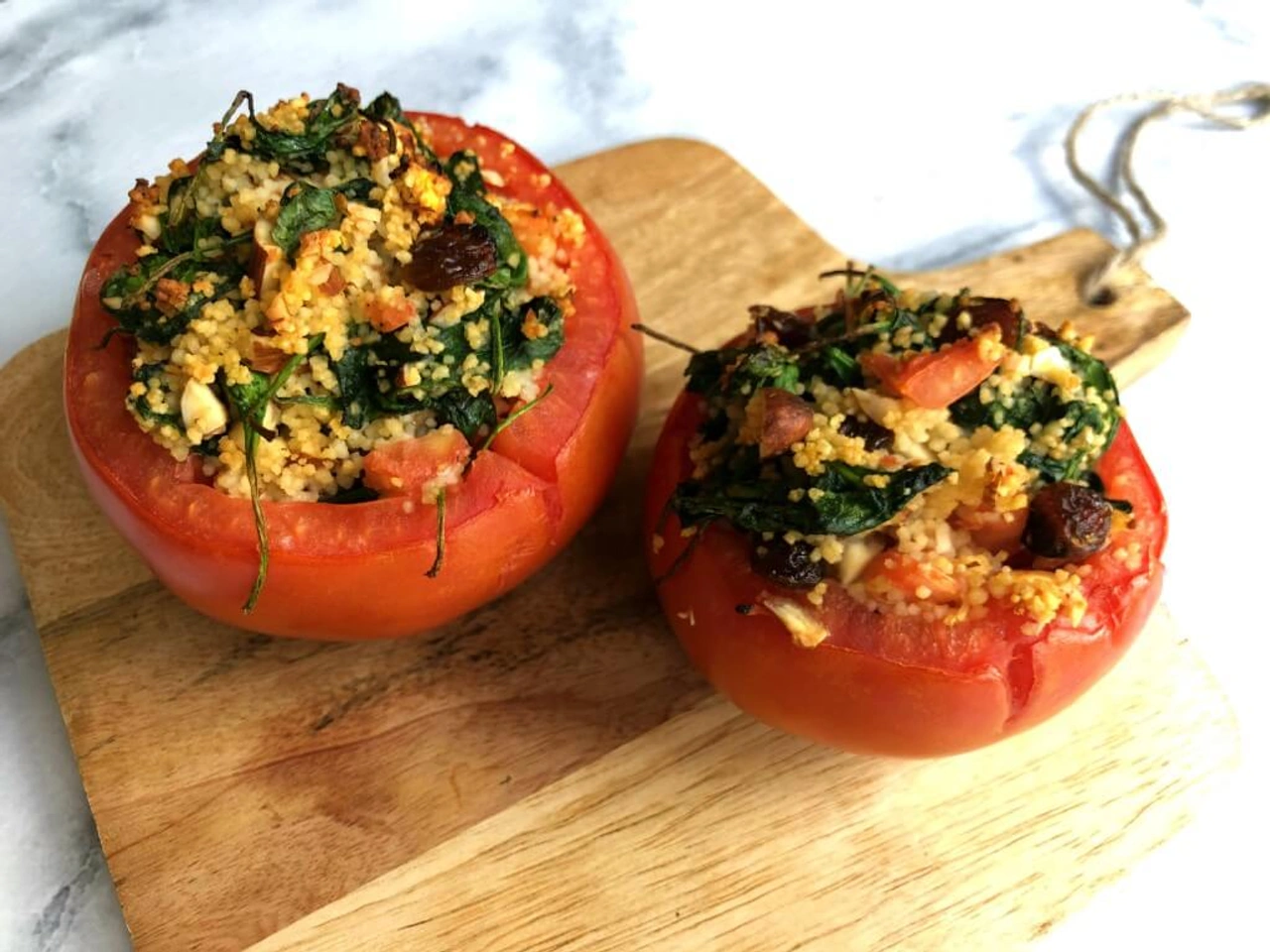 VEGGIE IN 20 MINUTEN: Gevulde tomaat met couscous en spinazie