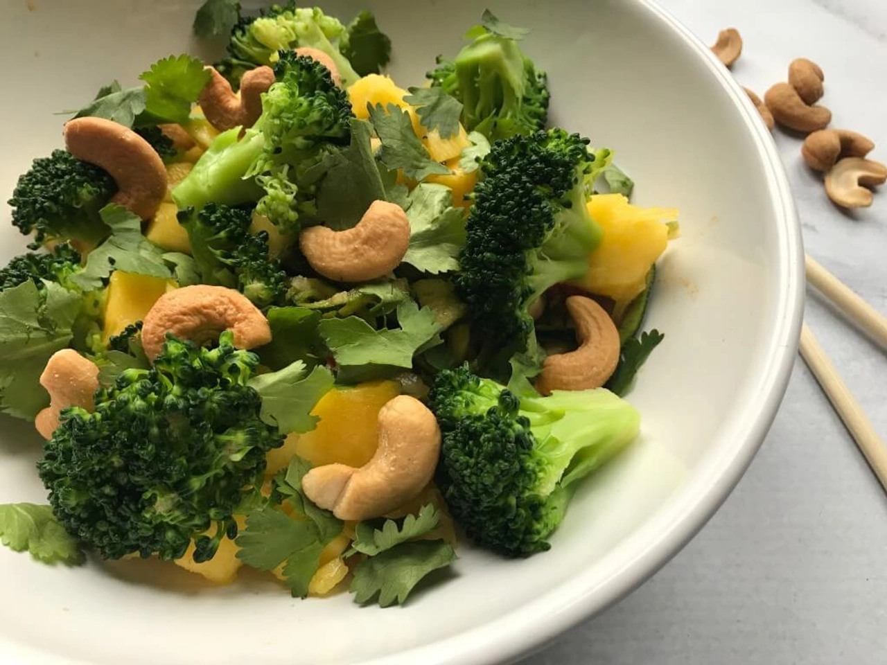 VEGGIE in 20 minuten: Oosterse courgette-spaghetti met broccoli, mango en cashews