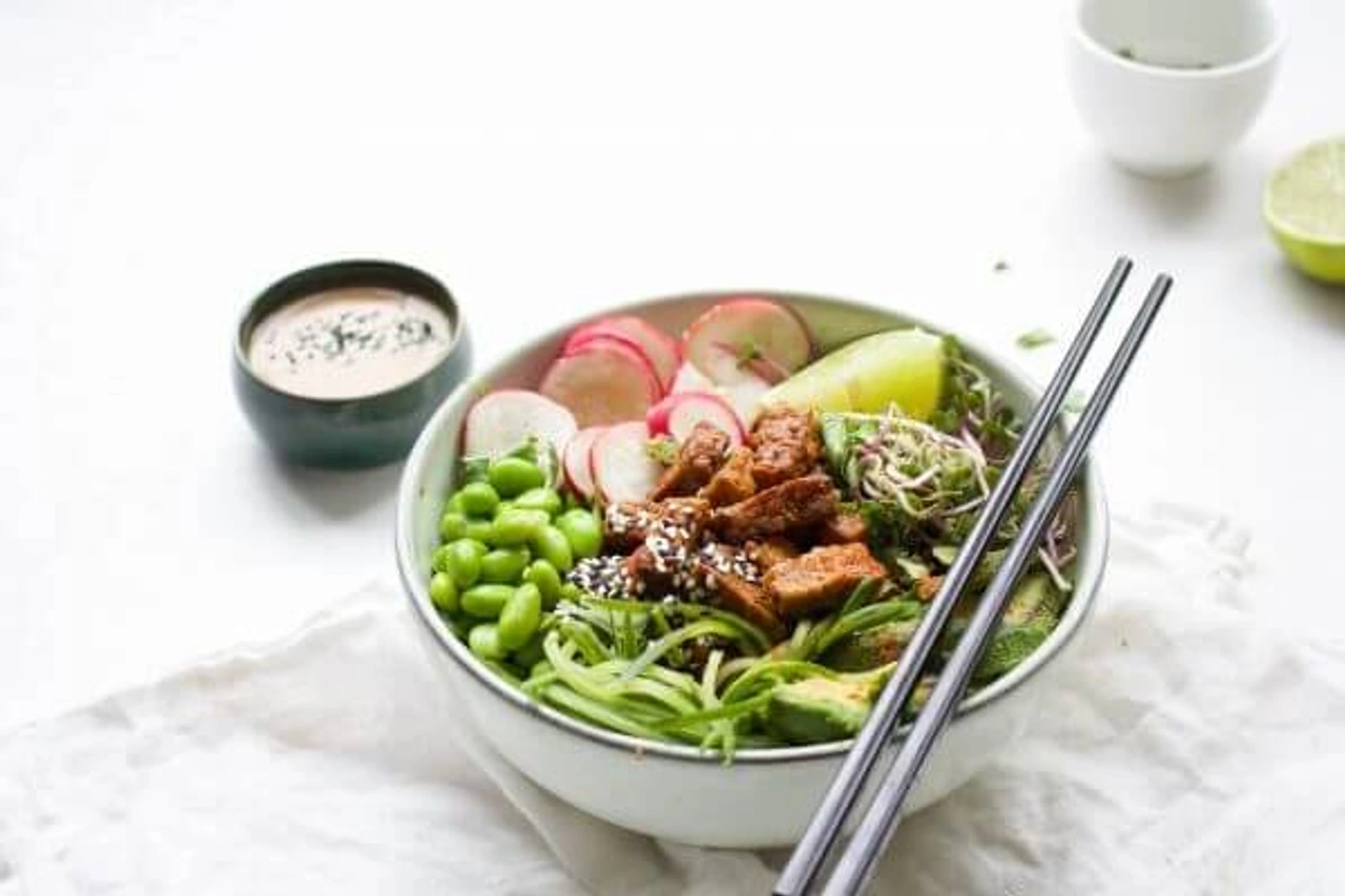 Vegan poké bowl met voorgestoomde Poké Bowl rijst en tempeh