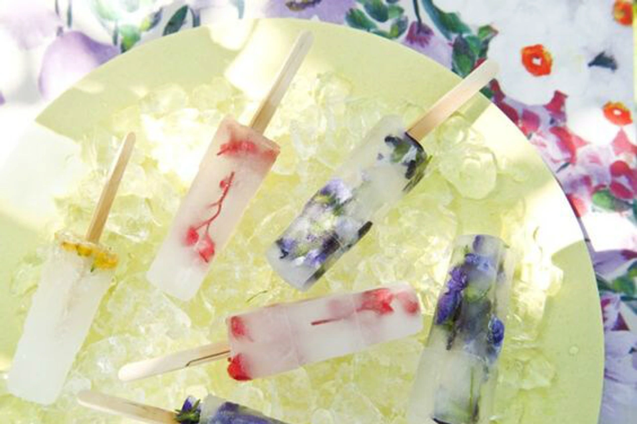DIY: Waterijsjes met eetbare zomerbloemen
