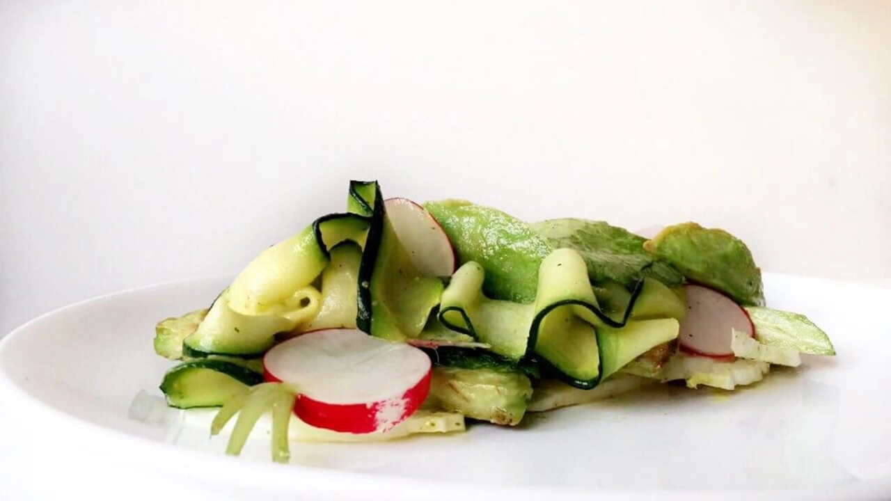 Kerstmenu: salade met courgette, venkel, radijs en gebakken avocado