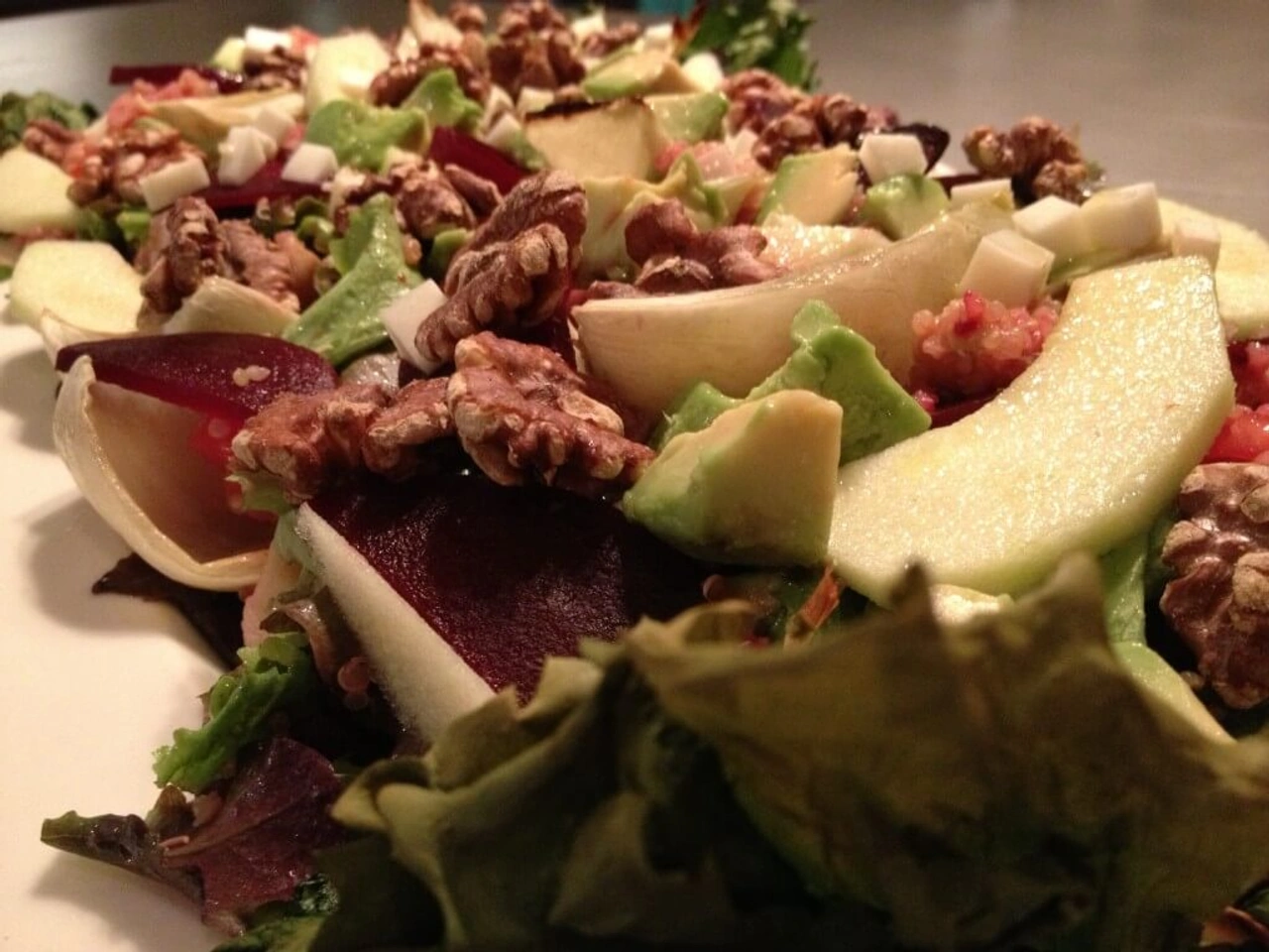 Salade met andijvie, venkel, kikkererwten en quinoa