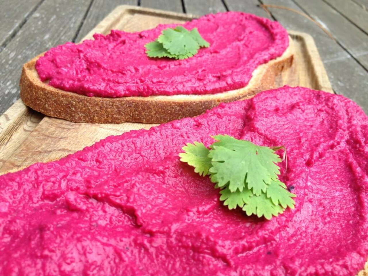 Roze bieten hummus: de ideale Valentijnsdag spread