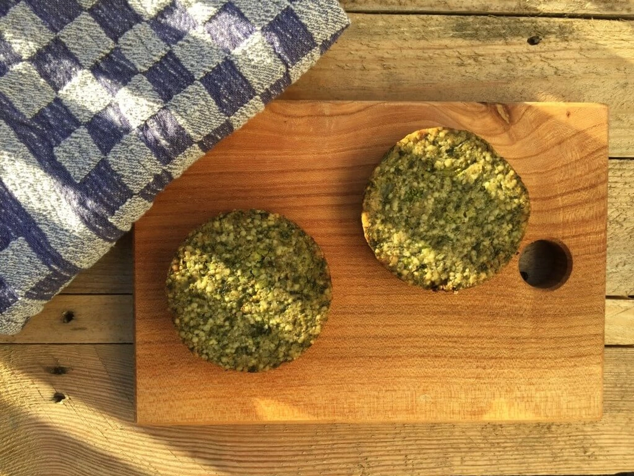 Vleesvervanger getest: quinoa boerenkool broccoli burger Tivall