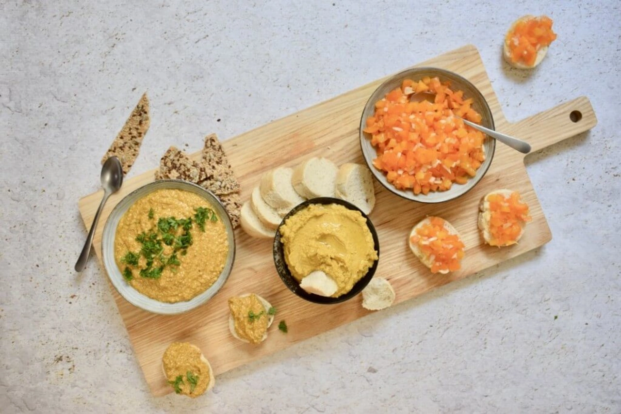 3 dipsausjes met oranje paprika: muhammara, bruschetta en hummus