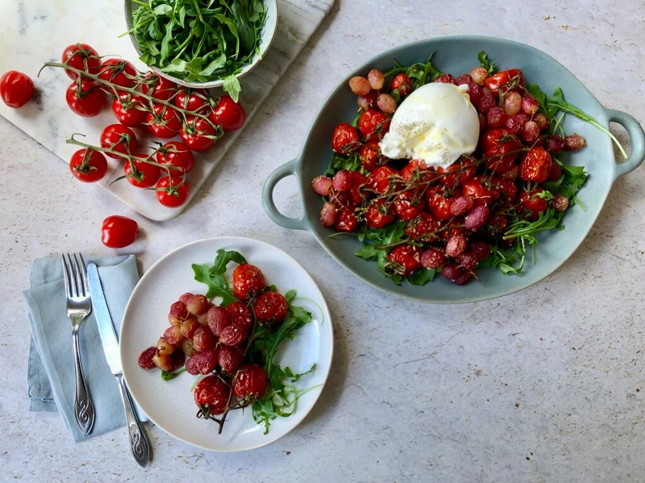 Geroosterde Strabena tomatensalade met burrata en druiven