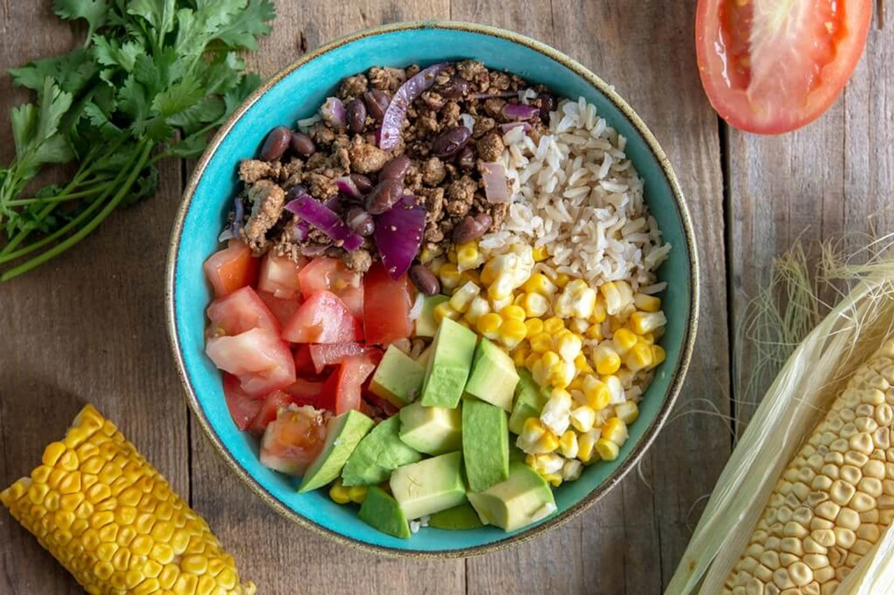 Vegan Mexicaanse bowl met mais en avocado