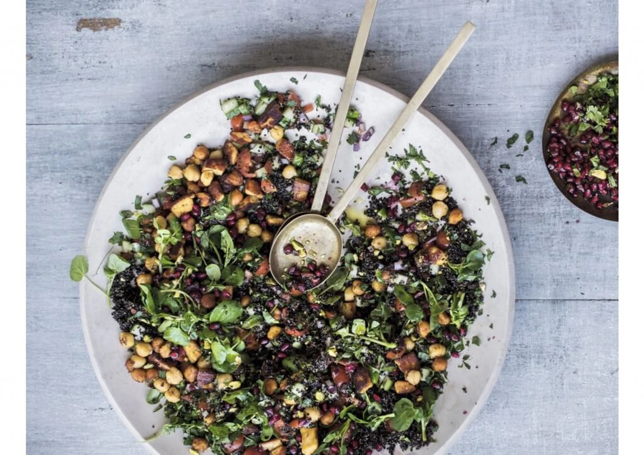 Eat happy: Gekruide halloumi en kikkererwten met taboulé van zwarte quinoa