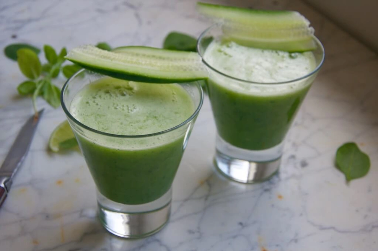 Groene smoothie met komkommer en basilicum