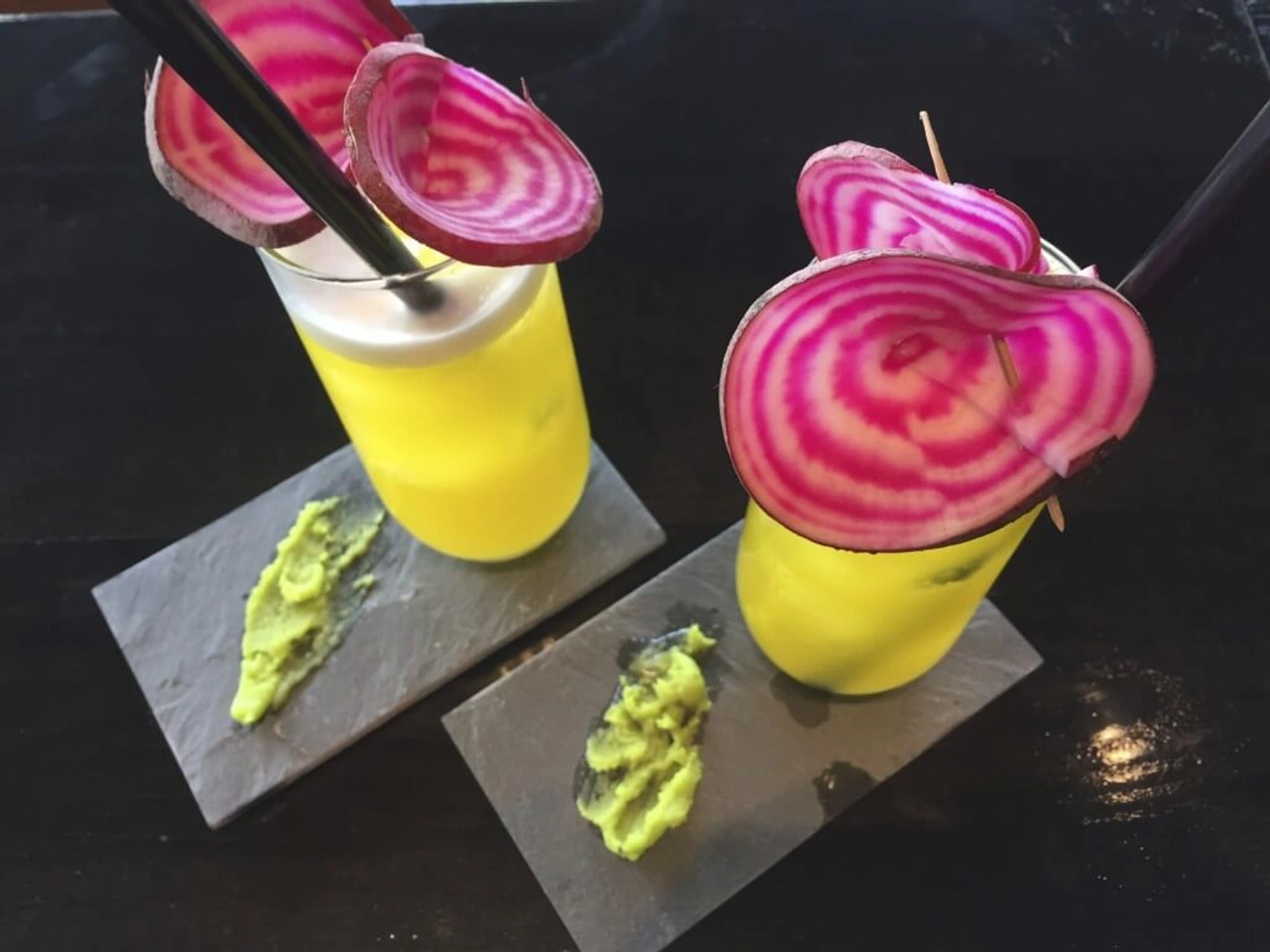 Cocktail: gele biet, gele paprika, salie-wodka, tequila en agave