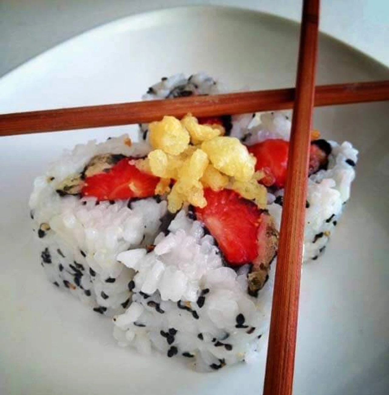 Vega sushi: Urumaki met Spicy Strawberry en Tempura crumble