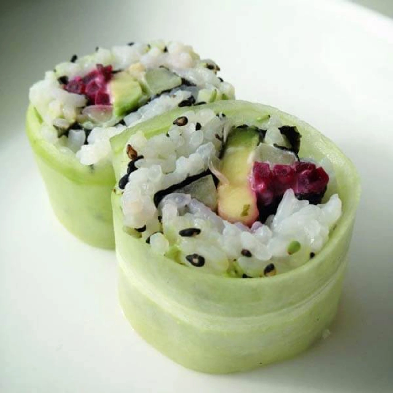 Vega sushi: Urumaki met avocado, komkommer, lente-ui en rode biet