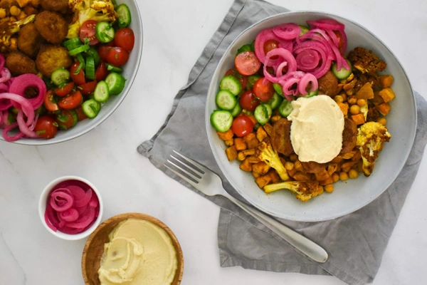 Falafel bowl met gegrilde groenten en hummus
