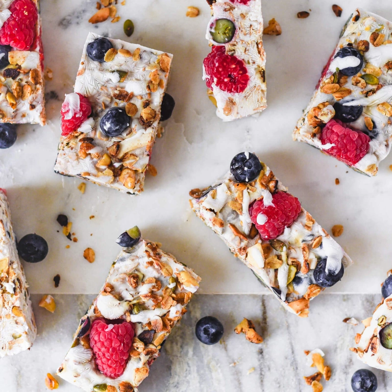 Vegan frozen 'yoghurt' breakfast bars met granola en rood fruit