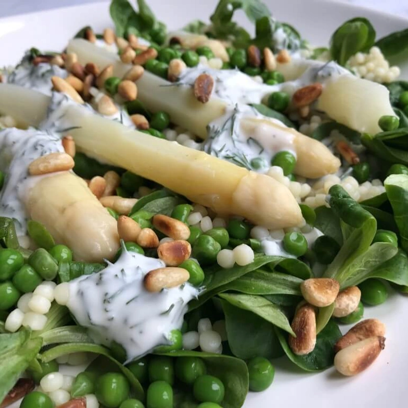 VEGGIE in 20 minuten: asperge salade met parelcouscous