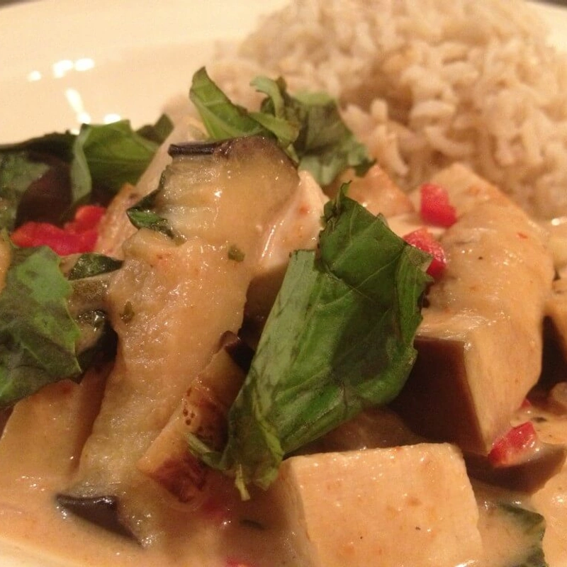 Rode curry met tofu en aubergine