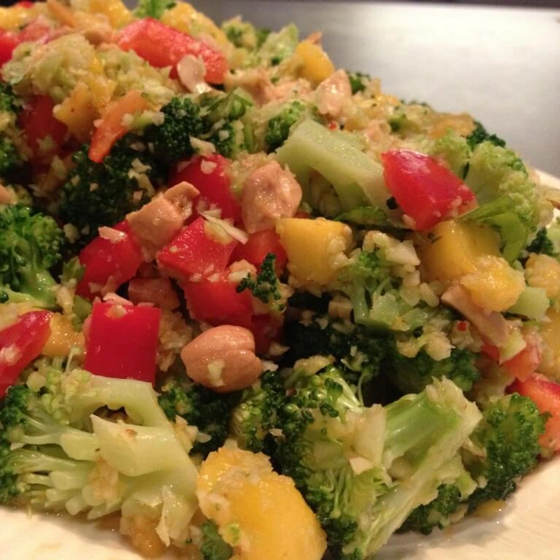 Thaise broccoli salade met mango, paprika en cashews