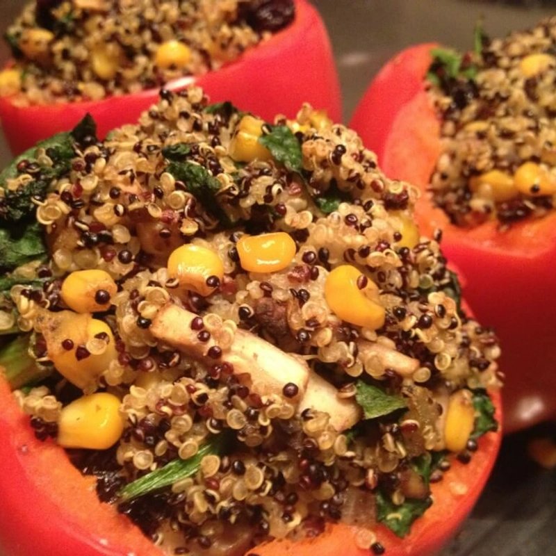 Geroosterde paprika gevuld met kruidige quinoa
