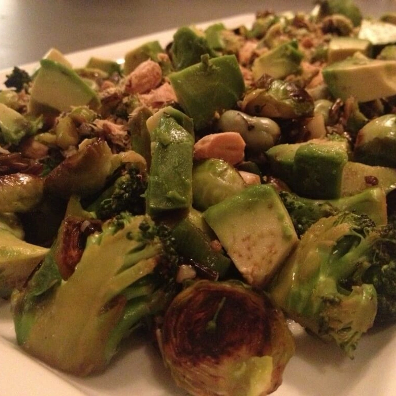 Groene salade met spruiten, avocado en broccoli