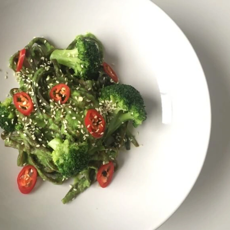 Zeewier pasta met doperwten-broccoli saus