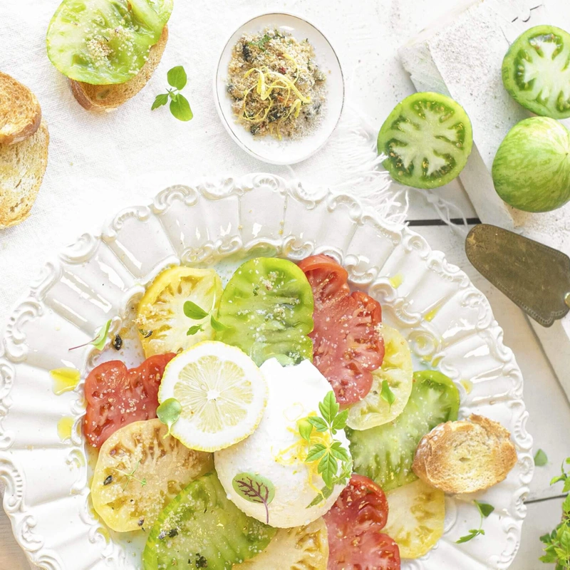 The Lemon Kitchen: gekleurde tomatensalade met buffelmozzarella en kappertjeskruim
