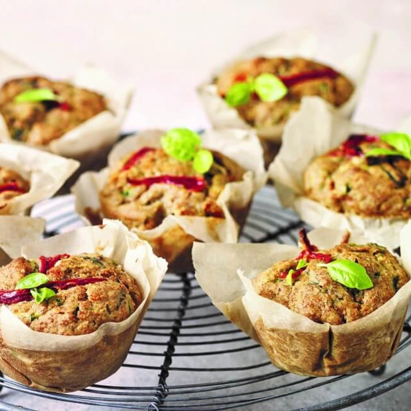 Deliciously Ella: courgettemuffins met rode paprika