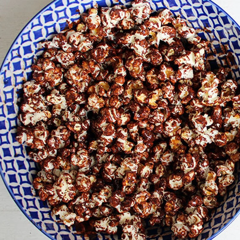 Vega borrel in 15 min: chocolade zeezout popcorn